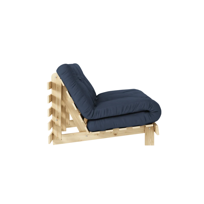 Canapé-lit en pin massif avec matelas bleu marine 140x200cm Raw roots - Karup Design