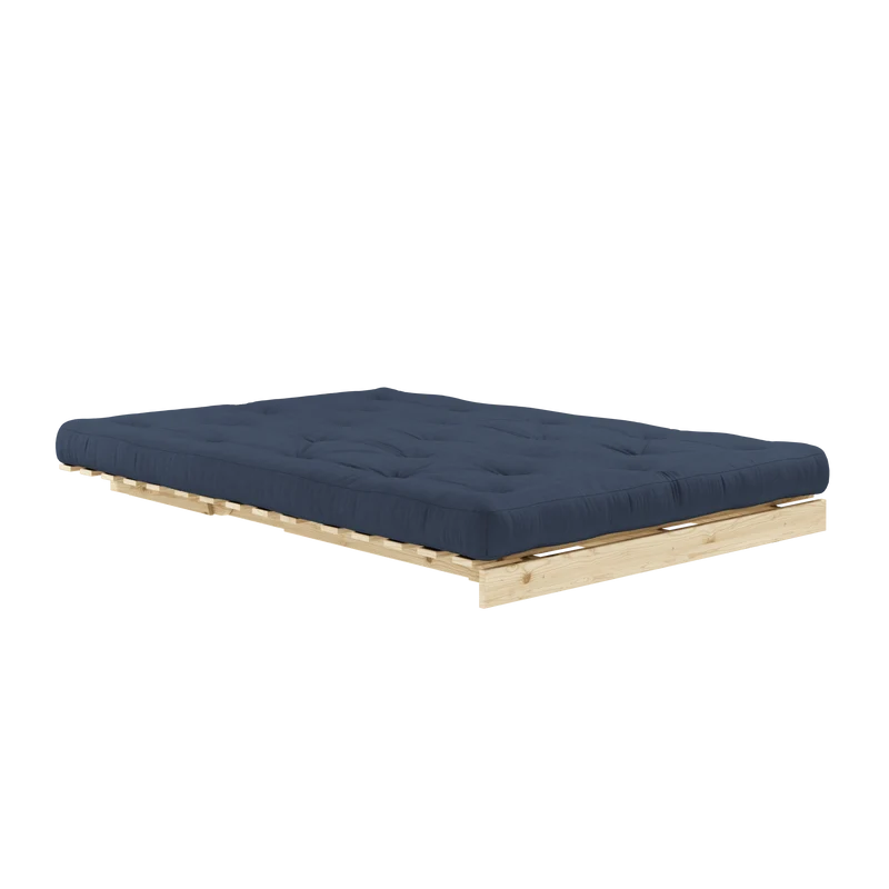 Canapé-lit en pin massif avec matelas bleu marine 140x200cm Raw roots - Karup Design