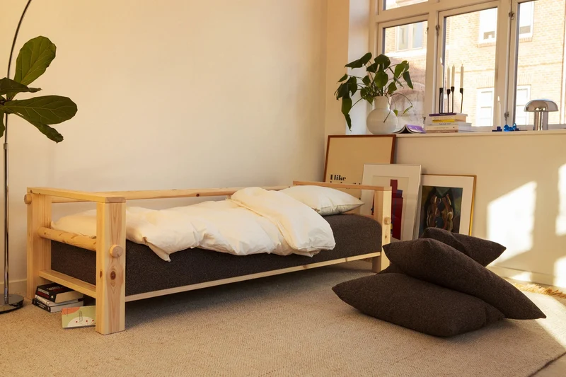 Canapé en pin foncé et son futon clair 94x225x82cm Bare - Karup Design