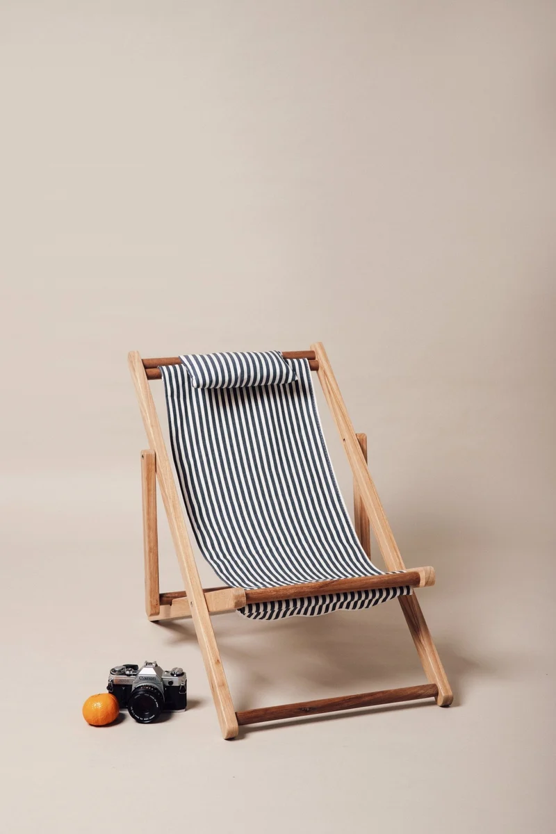 Chilienne pour enfants bleue à fines rayures blanches Mini Sling Chair - Business & Pleasure