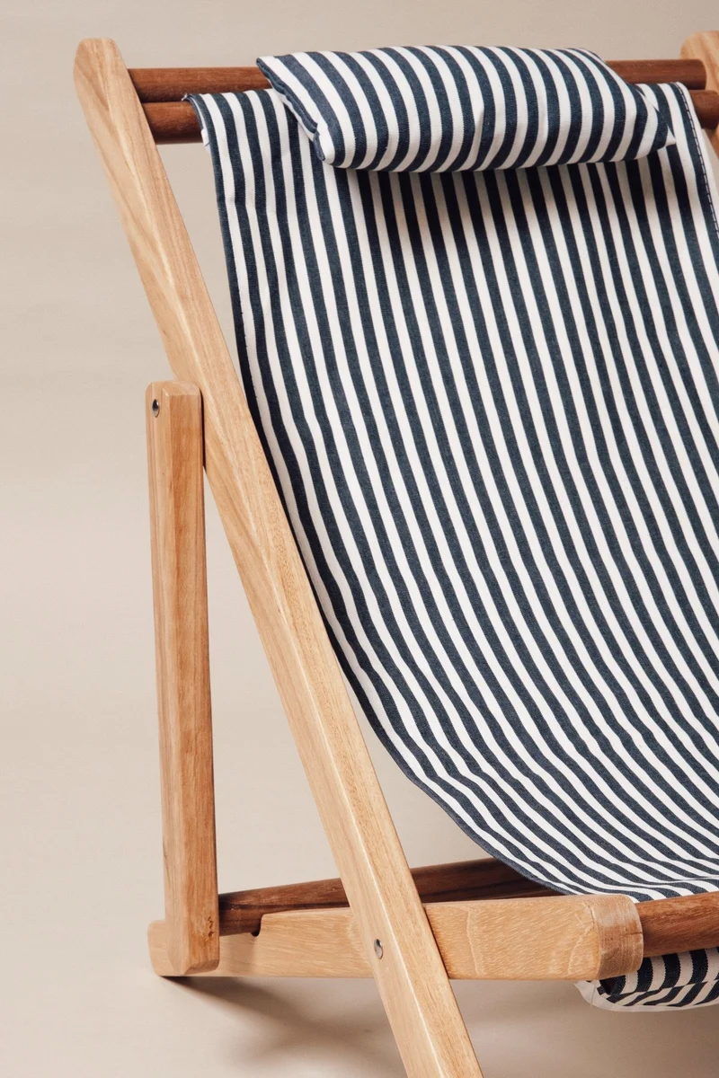 Chilienne pour enfants bleue à fines rayures blanches Mini Sling Chair - Business & Pleasure