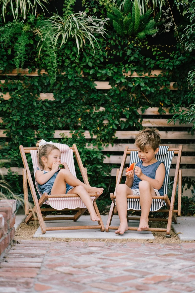 Chilienne pour enfants bleue à fines rayures blanches Mini Sling Chair - Business & Pleasure