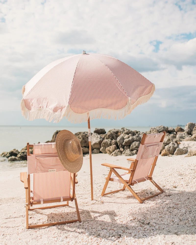 Chaise de plage pliante en toile à rayures rose Lauren's Stripe The Tommy Chair - Business & Pleasure