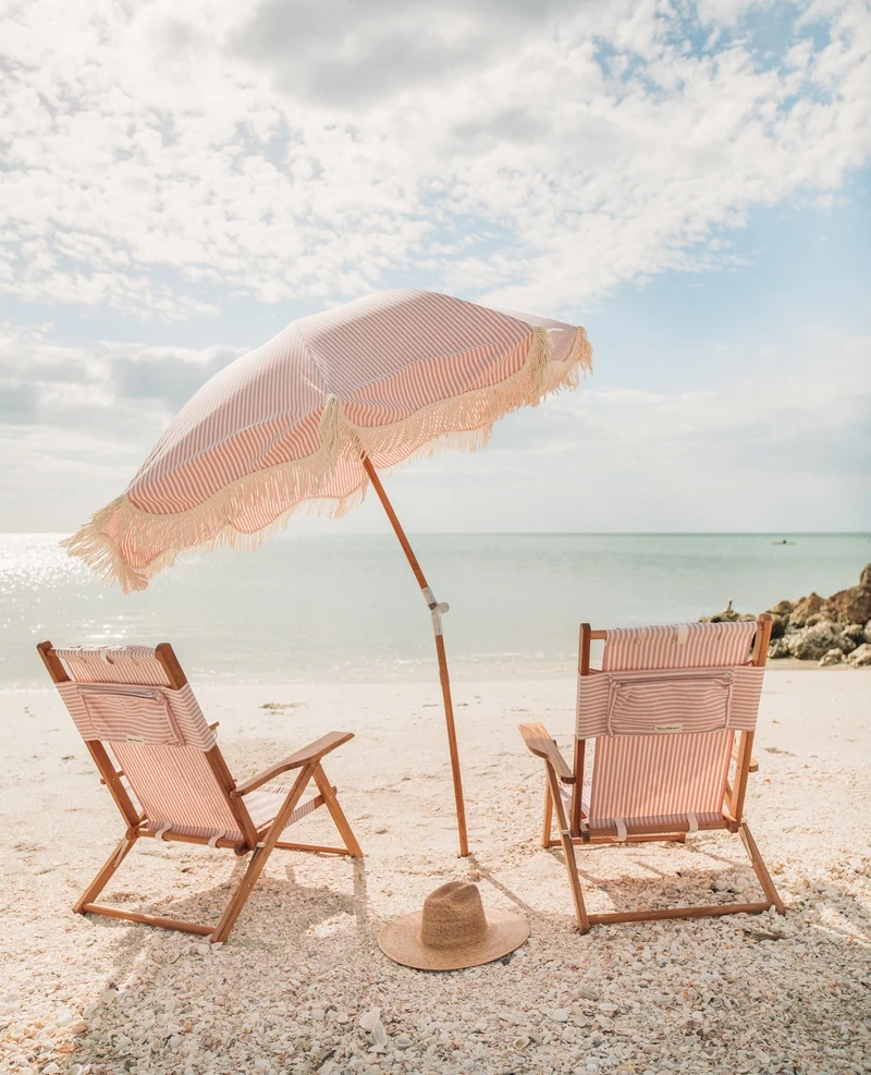 Chaise de plage pliante en toile à rayures rose Lauren's Stripe The Tommy Chair - Business & Pleasure