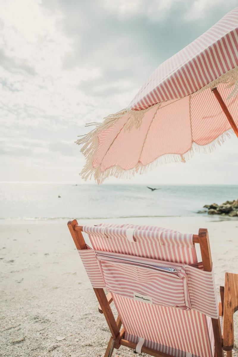 Chaise de plage pliante en toile à rayures rose Lauren's Stripe The Tommy Chair - Business & Pleasure