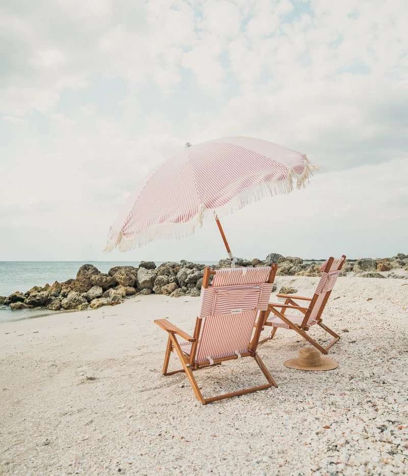 Chaise de plage pliante en toile à rayures rose Lauren's Stripe The Tommy Chair - Business & Pleasure