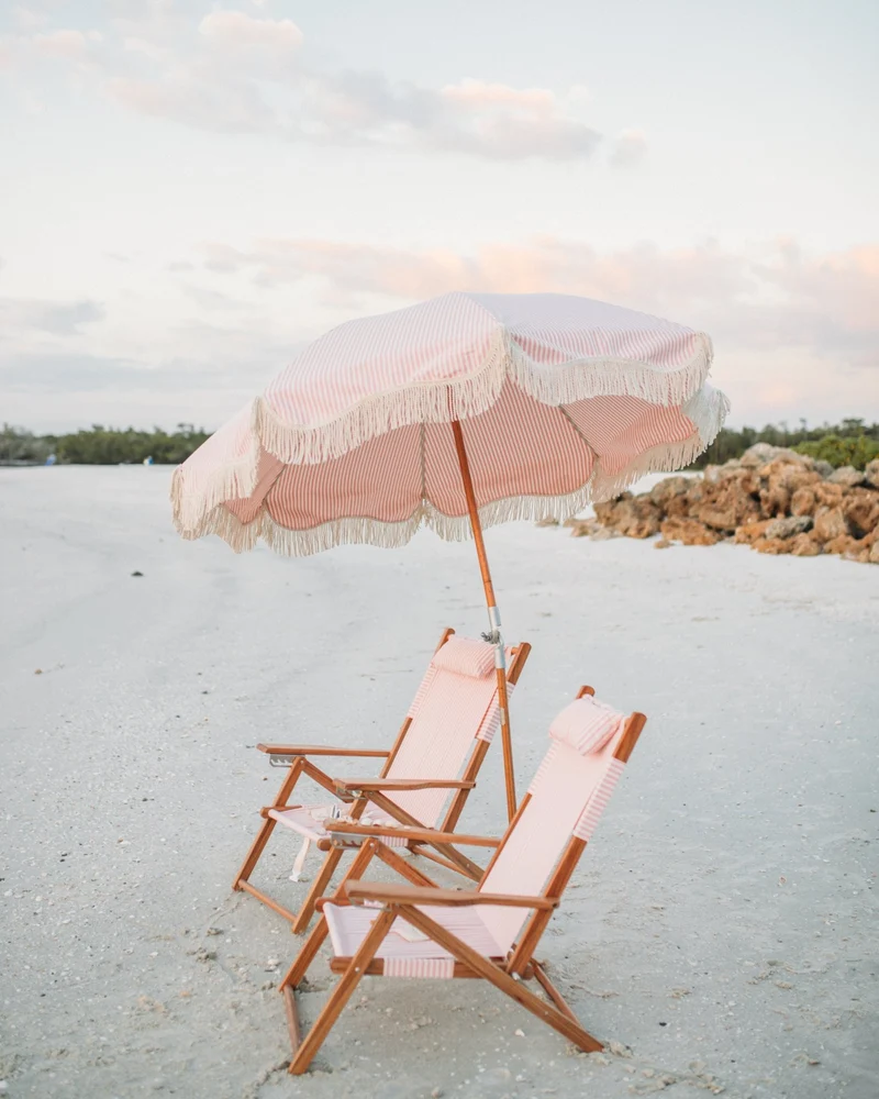 Chaise de plage pliante en toile à rayures rose Lauren's Stripe The Tommy Chair - Business & Pleasure