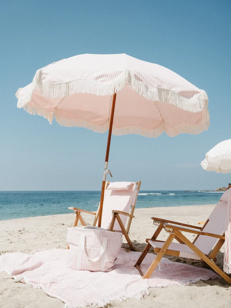 Chaise de plage pliante en toile à rayures rose Lauren's Stripe The Tommy Chair - Business & Pleasure
