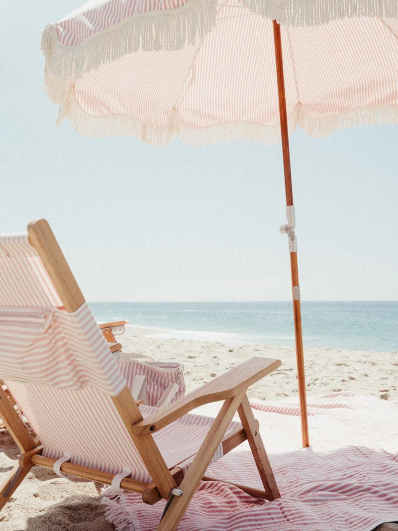 Chaise de plage pliante en toile à rayures rose Lauren's Stripe The Tommy Chair - Business & Pleasure