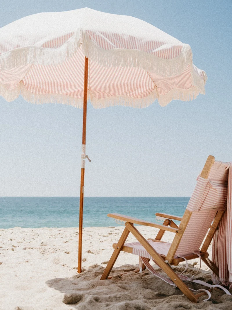Chaise de plage pliante en toile à rayures rose Lauren's Stripe The Tommy Chair - Business & Pleasure