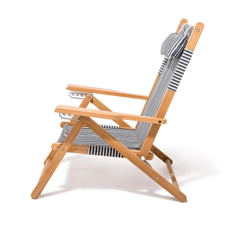 Chaise de plage pliante en toile à rayures bleu marine Lauren's Stripe The Tommy Chair - Business & Pleasure