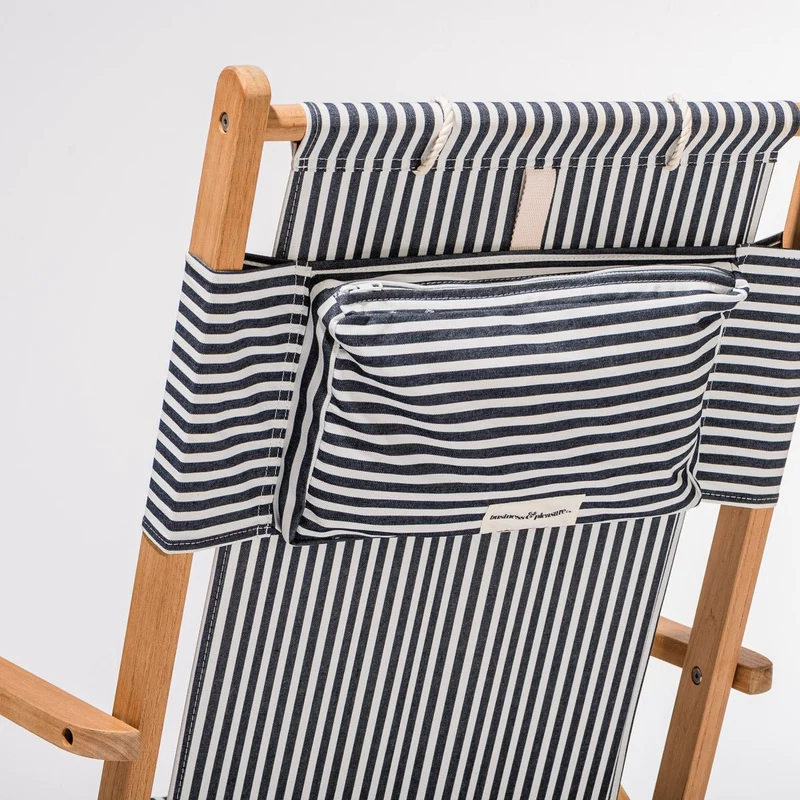 Chaise de plage pliante en toile à rayures bleu marine Lauren's Stripe The Tommy Chair - Business & Pleasure