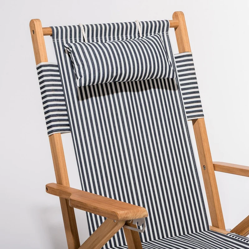 Chaise de plage pliante en toile à rayures bleu marine Lauren's Stripe The Tommy Chair - Business & Pleasure