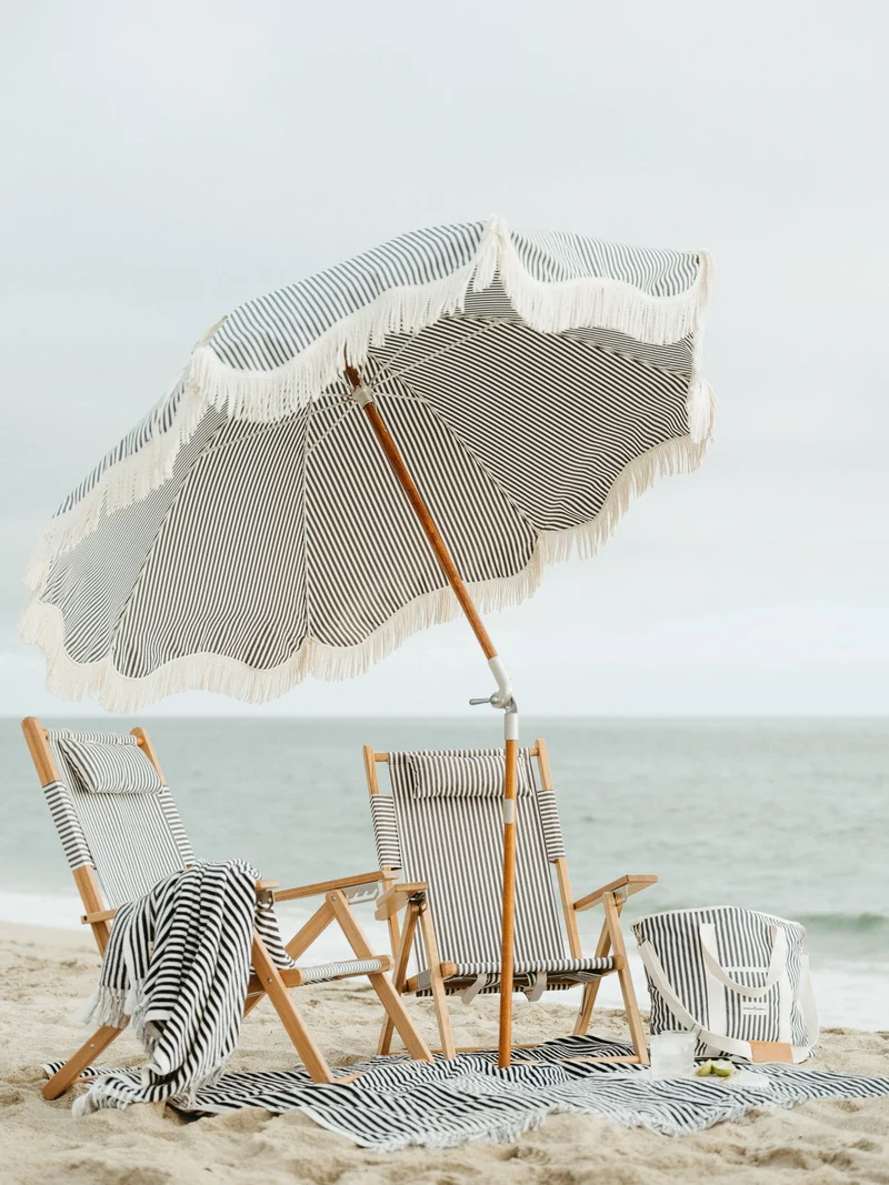 Chaise de plage pliante en toile à rayures bleu marine Lauren's Stripe The Tommy Chair - Business & Pleasure