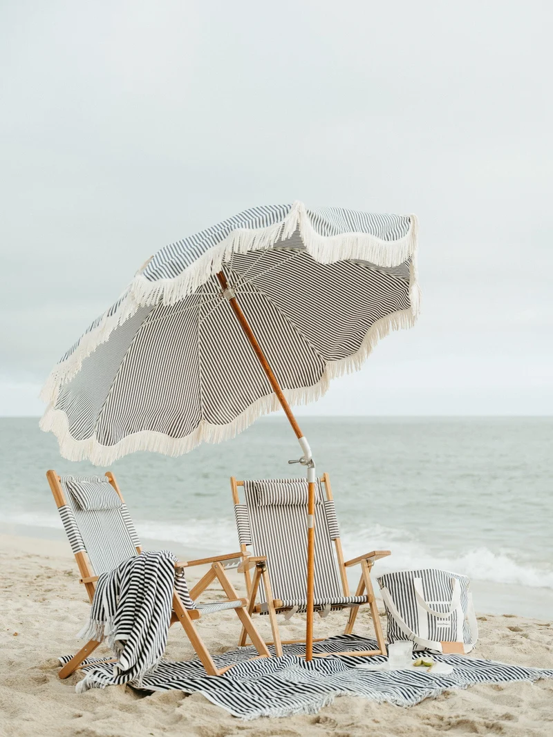 Chaise de plage pliante en toile à rayures bleu marine Lauren's Stripe The Tommy Chair - Business & Pleasure