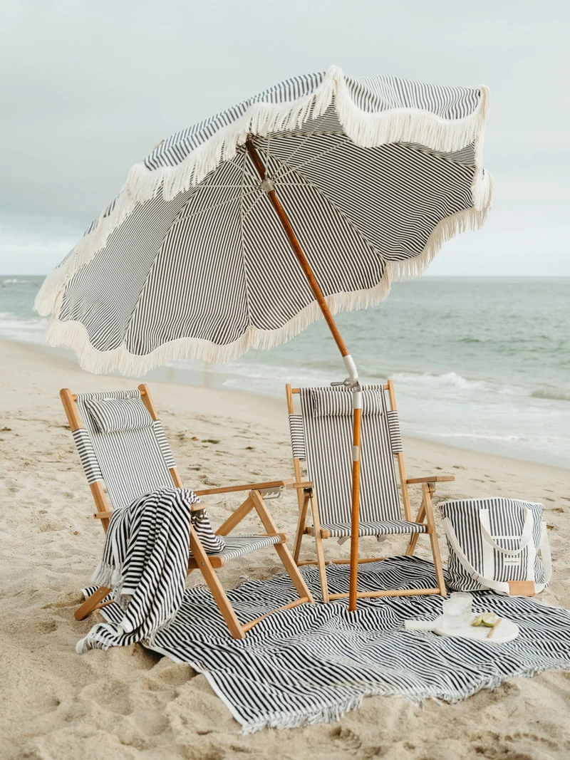 Chaise de plage pliante en toile à rayures bleu marine Lauren's Stripe The Tommy Chair - Business & Pleasure