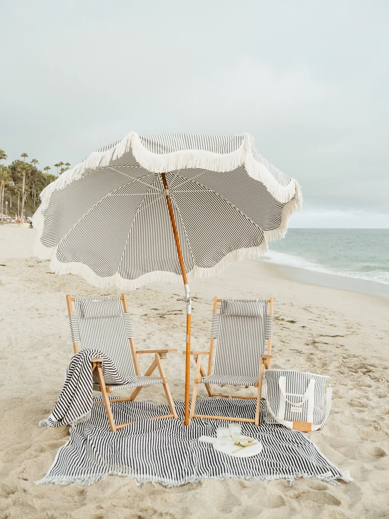Chaise de plage pliante en toile à rayures bleu marine Lauren's Stripe The Tommy Chair - Business & Pleasure