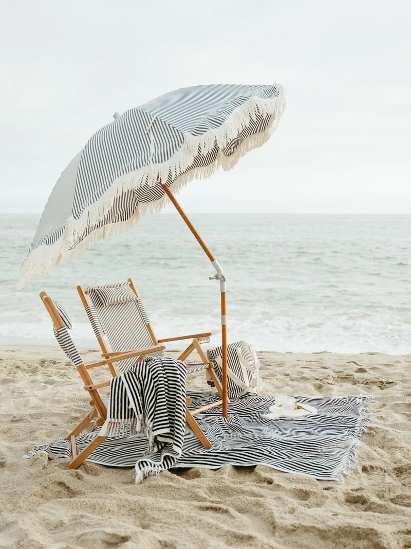 Chaise de plage pliante en toile à rayures bleu marine Lauren's Stripe The Tommy Chair - Business & Pleasure