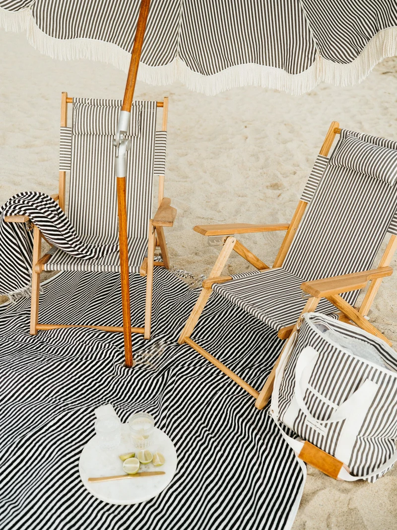 Chaise de plage pliante en toile à rayures bleu marine Lauren's Stripe The Tommy Chair - Business & Pleasure