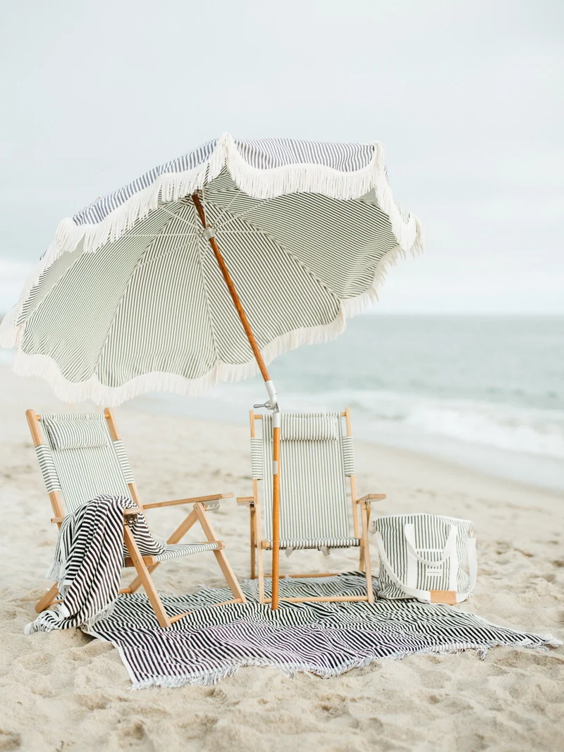 Chaise de plage pliante en toile à rayures bleu marine Lauren's Stripe The Tommy Chair - Business & Pleasure