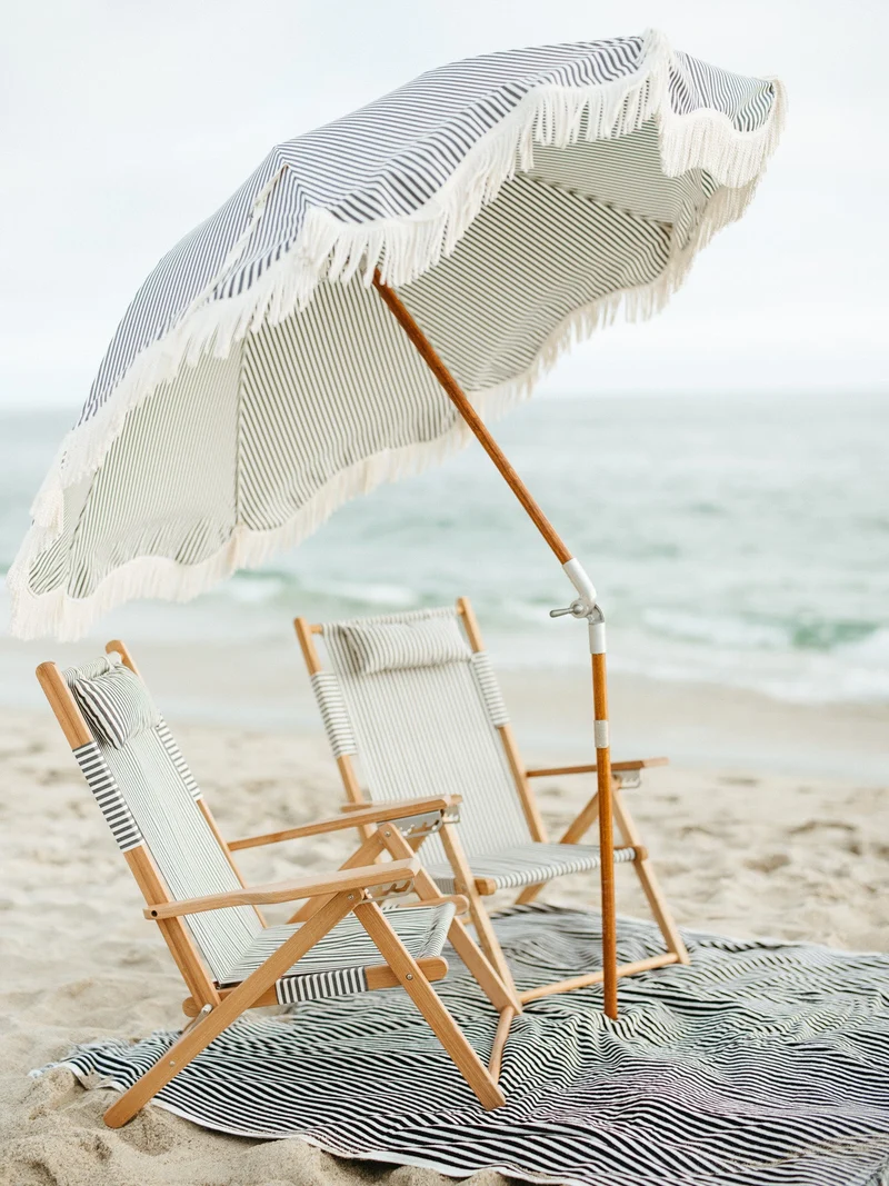Chaise de plage pliante en toile à rayures bleu marine Lauren's Stripe The Tommy Chair - Business & Pleasure