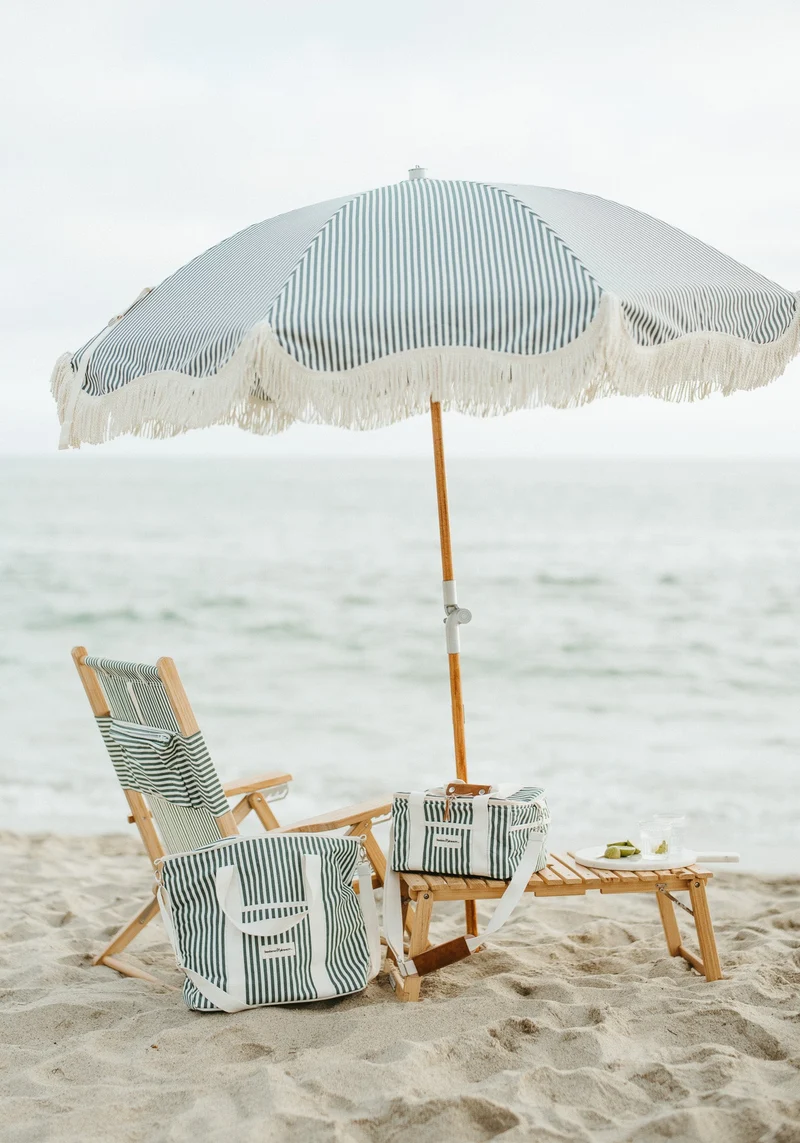 Chaise de plage pliante en toile à rayures bleu marine Lauren's Stripe The Tommy Chair - Business & Pleasure