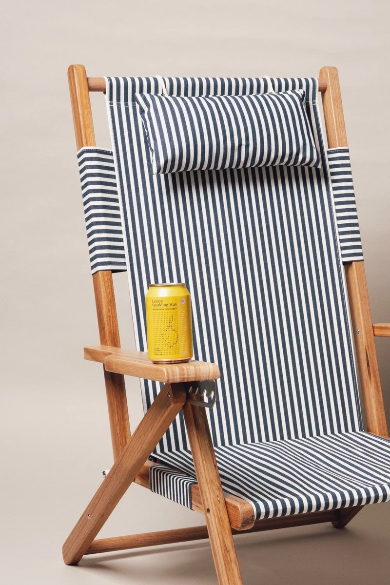 Chaise de plage pliante en toile à rayures bleu marine Lauren's Stripe The Tommy Chair - Business & Pleasure