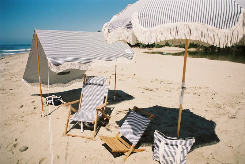 Chaise de plage pliante en toile à rayures bleu marine Lauren's Stripe The Tommy Chair - Business & Pleasure