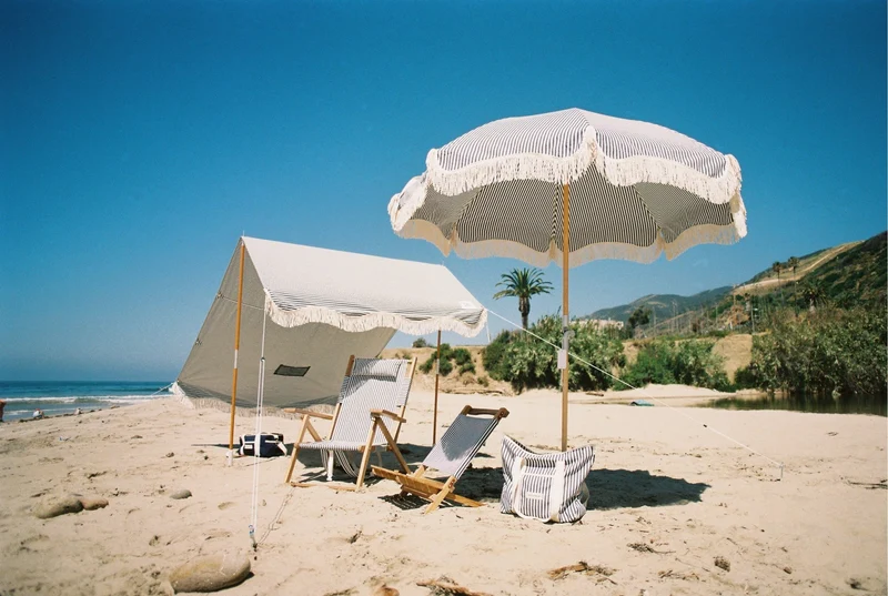 Chaise de plage pliante en toile à rayures bleu marine Lauren's Stripe The Tommy Chair - Business & Pleasure