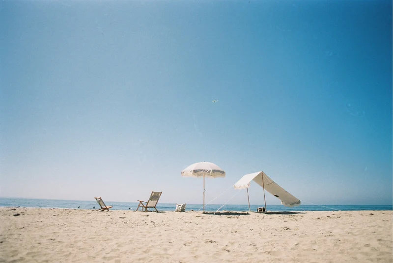 Chaise de plage pliante en toile à rayures bleu marine Lauren's Stripe The Tommy Chair - Business & Pleasure