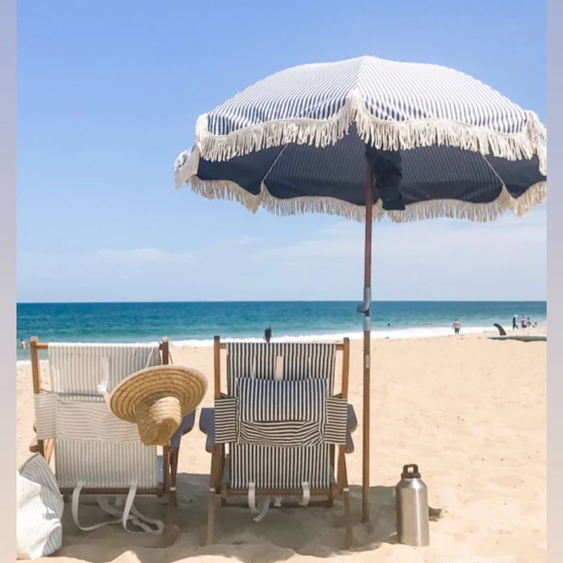 Chaise de plage pliante en toile à rayures bleu marine Lauren's Stripe The Tommy Chair - Business & Pleasure