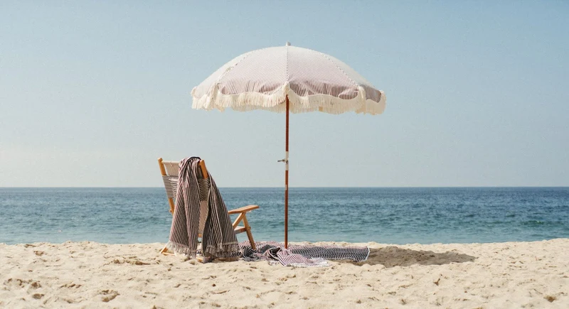 Chaise de plage pliante en toile à rayures bleu marine Lauren's Stripe The Tommy Chair - Business & Pleasure