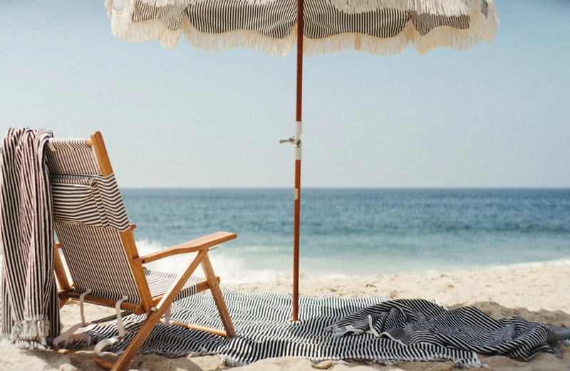 Chaise de plage pliante en toile à rayures bleu marine Lauren's Stripe The Tommy Chair - Business & Pleasure