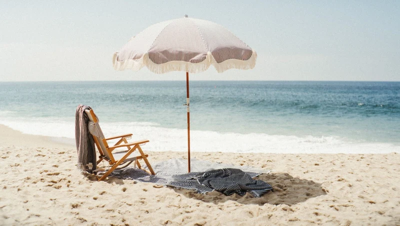 Chaise de plage pliante en toile à rayures bleu marine Lauren's Stripe The Tommy Chair - Business & Pleasure