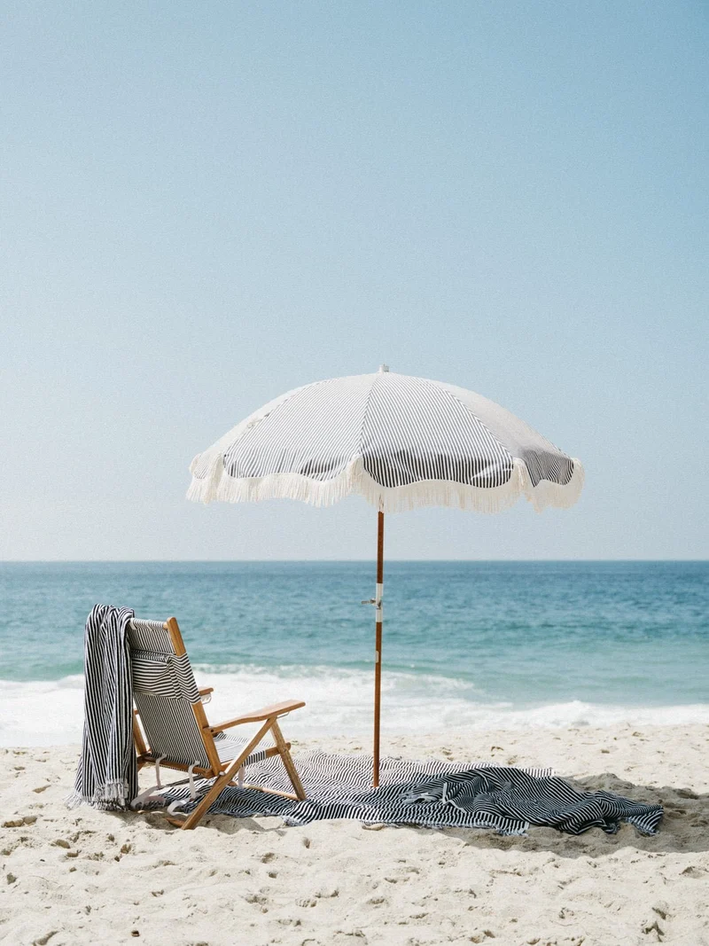Chaise de plage pliante en toile à rayures bleu marine Lauren's Stripe The Tommy Chair - Business & Pleasure