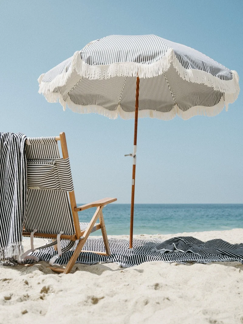 Chaise de plage pliante en toile à rayures bleu marine Lauren's Stripe The Tommy Chair - Business & Pleasure