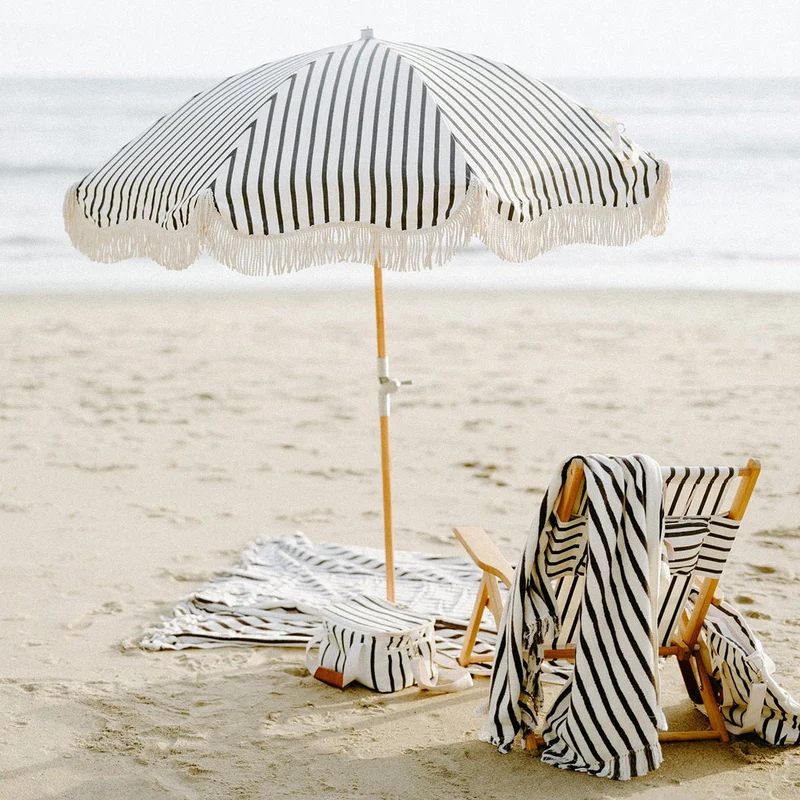 Chaise de plage pliante en toile à rayures noires Monaco The Tommy Chair - Business & Pleasure
