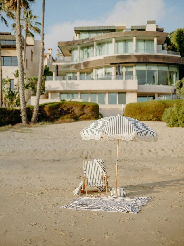 Chaise de plage pliante en toile à rayures noires Monaco The Tommy Chair - Business & Pleasure