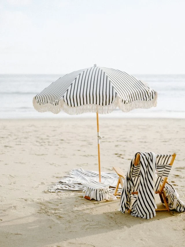 Chaise de plage pliante en toile à rayures noires Monaco The Tommy Chair - Business & Pleasure