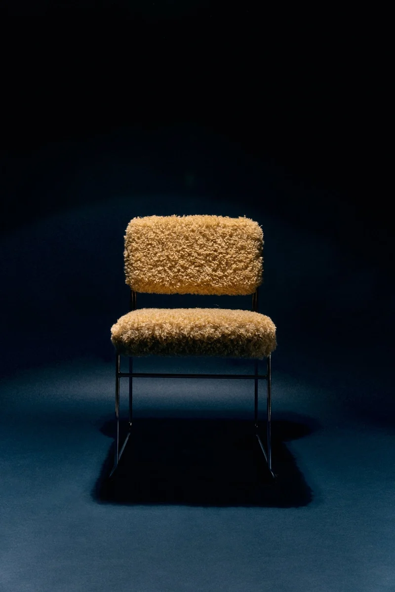 Chaise en tissu duveteux marron et acier chromé Endless - HKLiving
