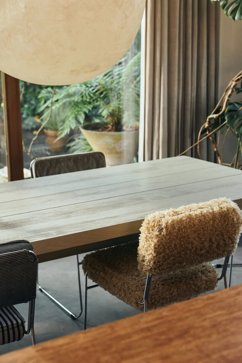 Chaise en tissu duveteux marron et acier chromé Endless - HKLiving