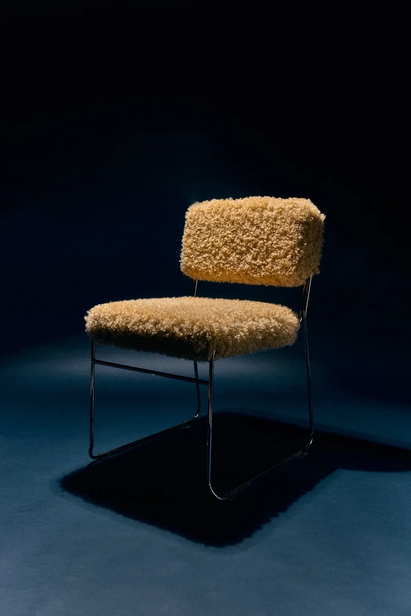 Chaise en tissu duveteux marron et acier chromé Endless - HKLiving