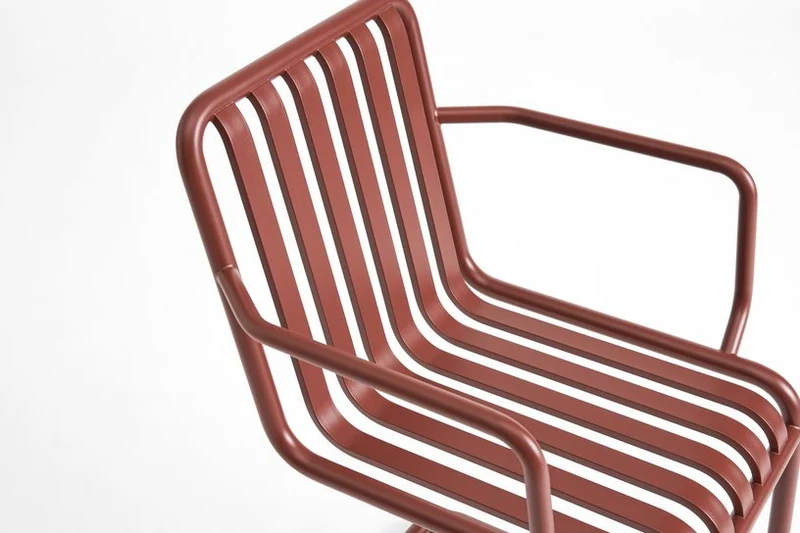 Chaise de jardin avec accoudoirs en acier rouge Palissade - HAY