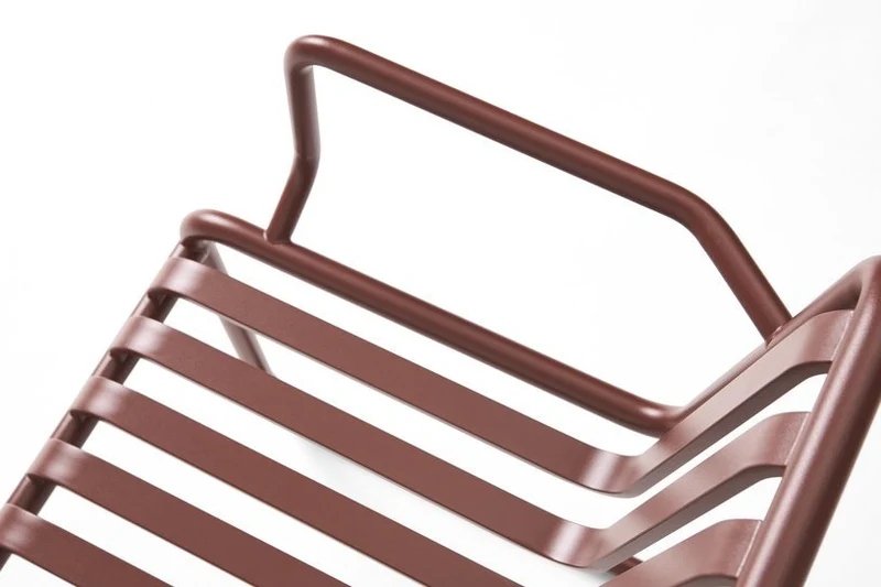 Chaise de jardin avec accoudoirs en acier rouge Palissade - HAY