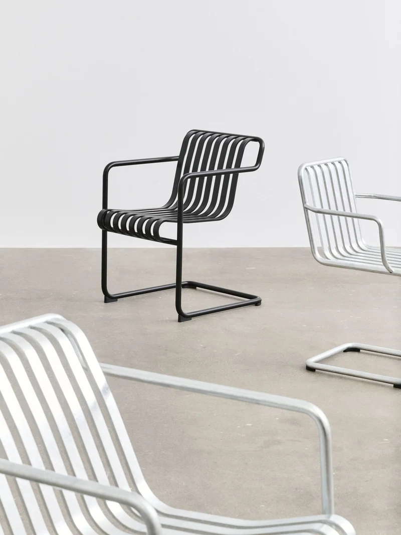 Chaise de jardin avec accoudoirs en acier gris anthracite Palissade - HAY