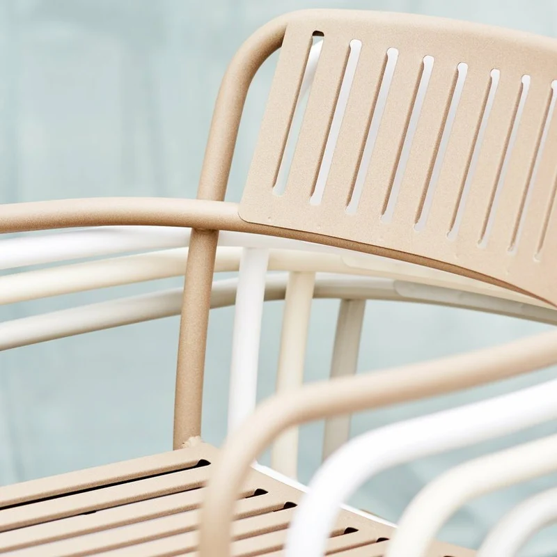 Chaise de jardin avec accoudoirs à lames en acier inoxydable blanc pur Patio - Tolix