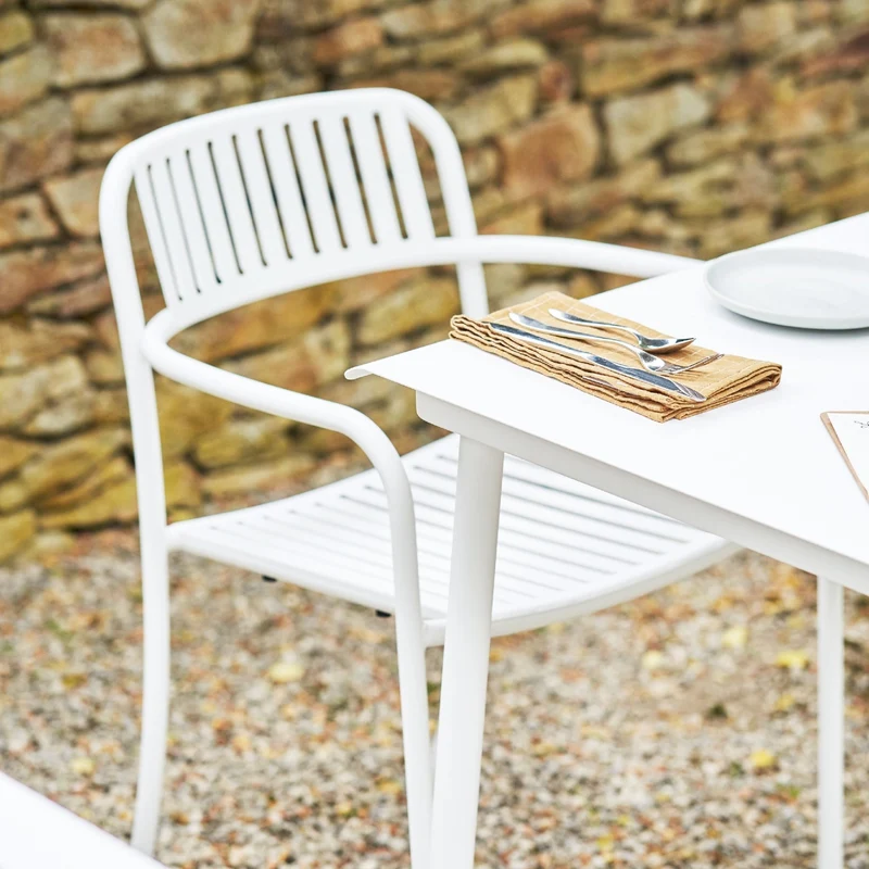 Chaise de jardin avec accoudoirs à lames en acier inoxydable blanc pur Patio - Tolix