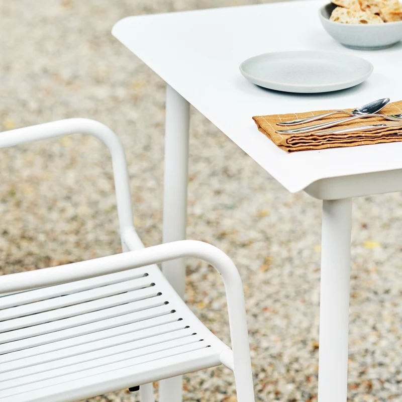 Chaise de jardin avec accoudoirs à lames en acier inoxydable blanc pur Patio - Tolix
