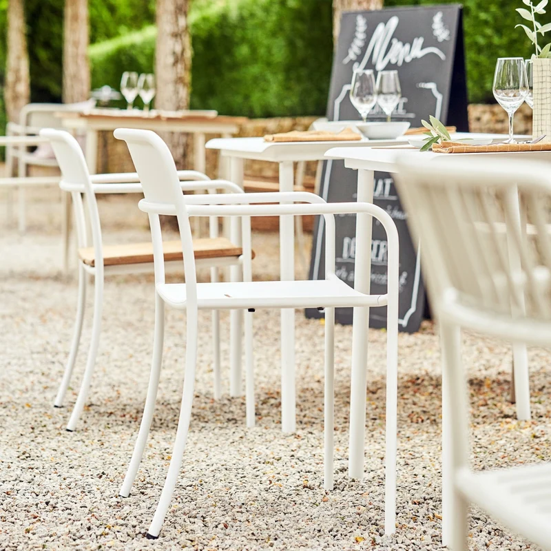 Chaise de jardin avec accoudoirs à lames en acier inoxydable blanc pur Patio - Tolix