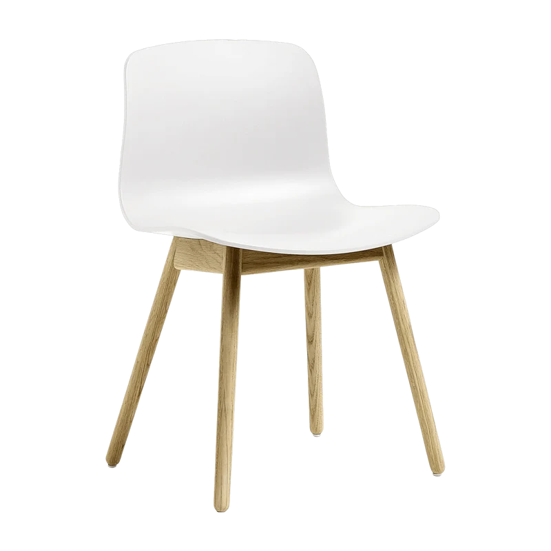 Chaise design blanche piétement en chêne About a chair 12 - HAY